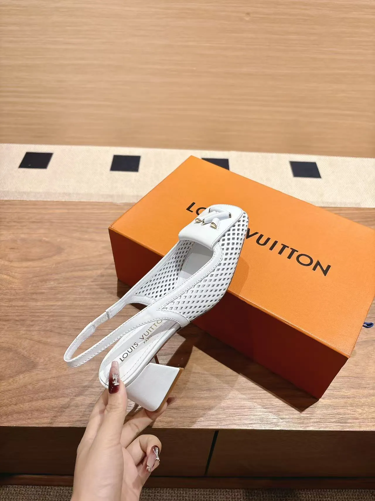 👟👟Ex-factory price 600👟👟 LV Louis Vuitton 25ss top version. Features the latest SHAKE hollow slingback sandals. Hard goods are new. Purchasing level! Full of high-end sense! A popular one among domestic and foreign bloggers. It is retro and fashionable and looks great on the feet! The main model on the official website. Upper: original customized cowhide surface. Lining: imported goatskin lining. ·Outsole: original Italian leather outsole ■Height: 3.5cm5.5cm ·Shoe size: 35-40 (41, 42 customizations are not returnable)
